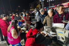 夢迪集團12月份黨員志愿活動：巧手縫補暖人心，服務群眾顯真情